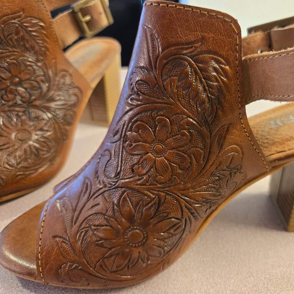 Women's size 6 Roper Tooled Leather Shoe